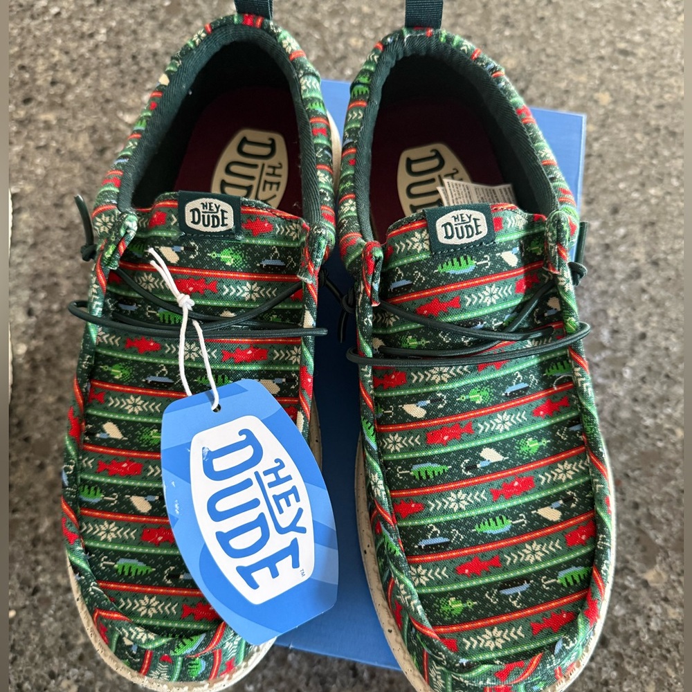 HEYDUDE Men's Fishmas Sweater Shoes
men’s size 10